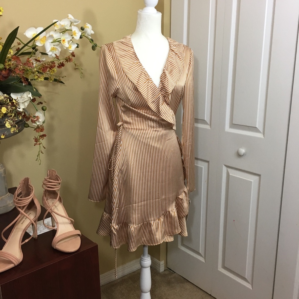 NWT‎ GB Gianni Bini Satin Striped Ruffle Hem Mini Wrap Dress Size L Romantic